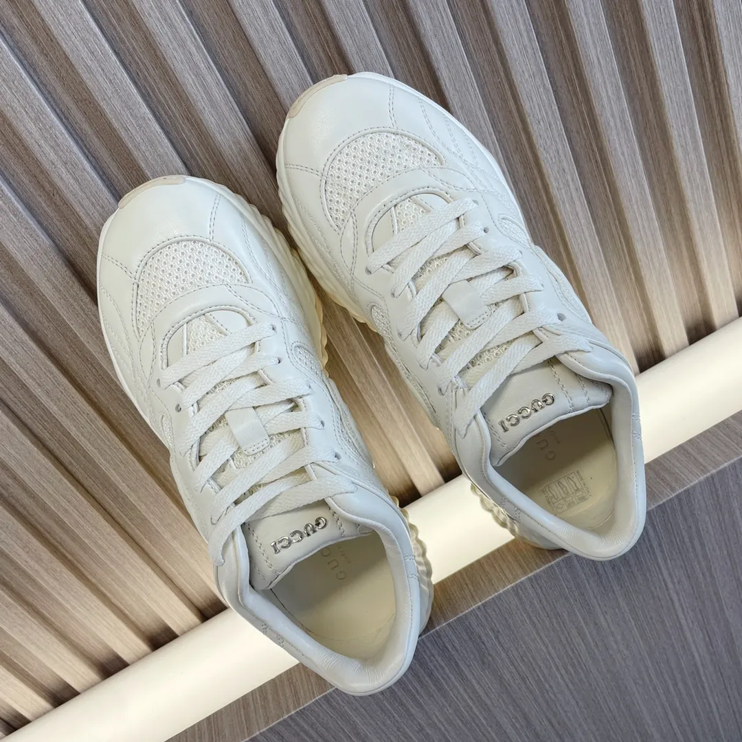 👟👟Ex-factory price 700👟👟 - the latest wave shoes; dad shoes; sports shoes; couple series... Gucci Ripple series sports shoes are made with innovative stitching technology, leather design with three-dimensional interlocking double G leather logo and Gucci letter metal logo embellishment, 3-color combination suction mold technology wavy outsole (soft/shock-absorbing/strong rebound) Original imported sheepskin ➕Original imported sheepskin lining ➕Original open-molded TPU suction mold 3-color outsole (sole thickness 5CM) Women's model 35-40 /